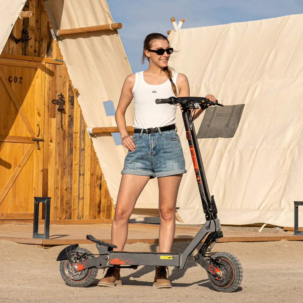 Patinete eléctrico Kukirin G2 Ultra en uso rider | ZoomerScooters